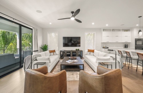 Saint Armands Key Casa | Experience Ultimate Relaxation at The Sandcastle, a New Luxury Home in Lido Key!