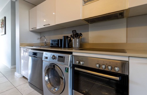Victoria and Alfred Waterfront Apartamento | Experience Uninterrupted Comfort Fully Furnished 2br Flat Free From Loadsheding
