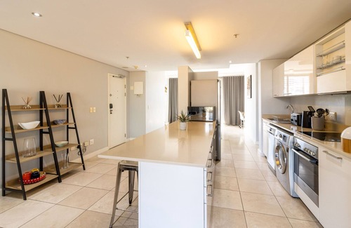 Victoria and Alfred Waterfront Apartamento | Experience Uninterrupted Comfort Fully Furnished 2br Flat Free From Loadsheding