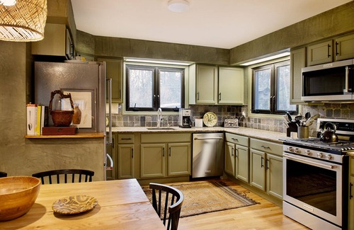 Mount Marion Casa | Experience Woodstock charm while staying in a cozy cabin in the woods