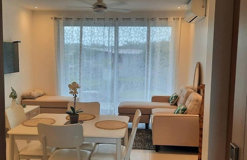 Jacó Apartamento | Experimente místico en este apartamento increíble con vista al lago