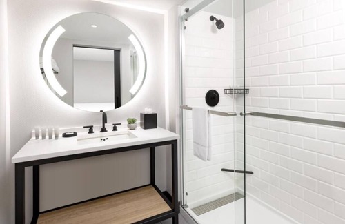 Brookline Hotel | Explore and Unwind in a Beacon Street! Close to Coolidge Corner Theatre