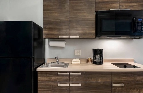 Carson City Hotel | Explore Carson City: Pet-Friendly Room w/ Kitchen Near Golf, Trails & Museums