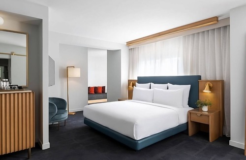 Streeterville Hotel | Explore Chicago! Short Drive to Bridgehouse and Chicago River Museum!