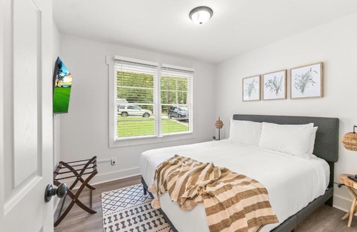 Athens Casa | Explore Downtown Athens In This Modern 4BR Stay