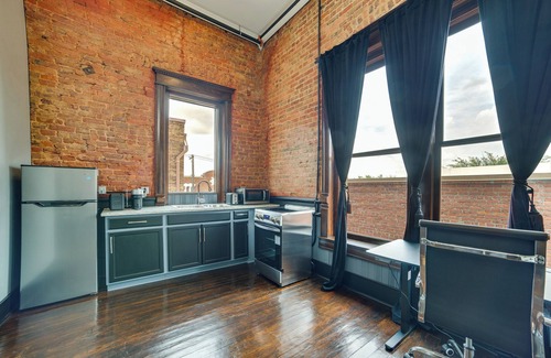 Marshall Apartamento | Explore Downtown Marshall: Historic Studio Getaway