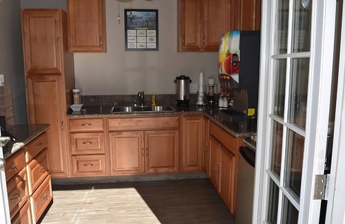 Old Town Hotel | Explore Harbor Island! Family-friendly Unit w/ Free Breakfast, Great Location!