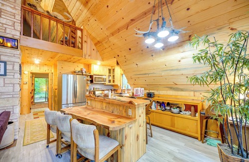 Mount St. Helens Cabina | Explore Mt St Helens: A-Frame Chalet w/Deck!