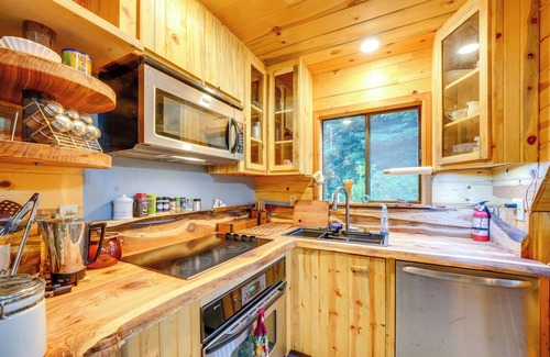 Mount St. Helens Cabina | Explore Mt St Helens: A-Frame Chalet w/Deck!