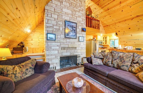 Mount St. Helens Cabina | Explore Mt St Helens: A-Frame Chalet w/Deck!