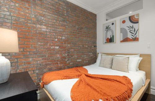 Hell's Kitchen Apartamento | Explore NYC! Cozy 2BR in Prime Location