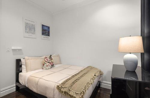 Hell's Kitchen Apartamento | Explore NYC! Cozy 2BR in Prime Location