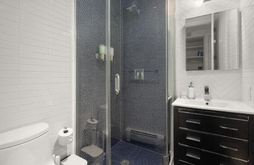 Hell's Kitchen Apartamento | Explore NYC! Cozy 2BR in Prime Location