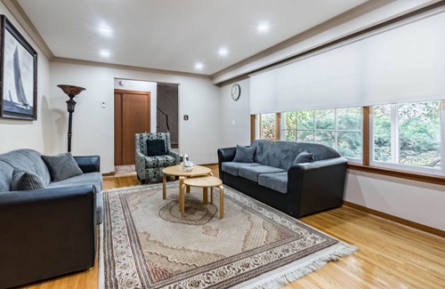 Clarkson-Lorne Park Casa | Explore Port Credit from Our Charming 4-Bedroom Home!