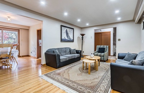 Clarkson-Lorne Park Casa | Explore Port Credit from Our Charming 4-Bedroom Home!