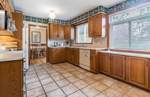 Clarkson-Lorne Park Casa | Explore Port Credit from Our Charming 4-Bedroom Home!