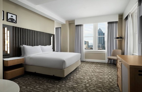 Downtown Tampa Hotel | Explore Tampa: Stay in Modern Luxury! 3 Rooms