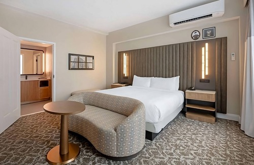 Downtown Tampa Hotel | Explore Tampa: Stay in Modern Luxury! 3 Rooms