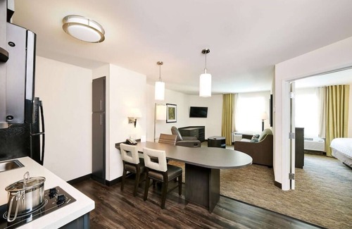 Southfield Casa | Explore The City Of Southfield! Minutes to Somerset Collections! Free Parking!