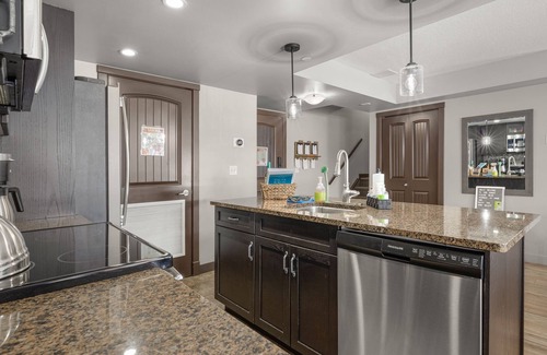 Dead Man's Flats Condominio | Explore the scenic Canadian Rockies from our luxurious 2BR/2 BA condo/hot tub