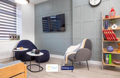 Nelson Casa | Explore Welsh Wonders, 3 Bedroom House By The One Retreats Short Lets & Serviced Accommodation Treharris