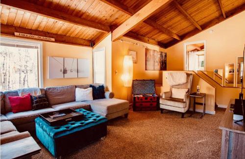 Thornton Apartamento | Exposed Beam 3BR Modern Mountain Retreat