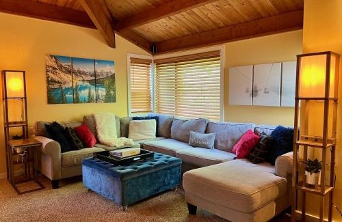 Thornton Apartamento | Exposed Beam 3BR Modern Mountain Retreat