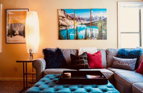 Thornton Apartamento | Exposed Beam 3BR Modern Mountain Retreat