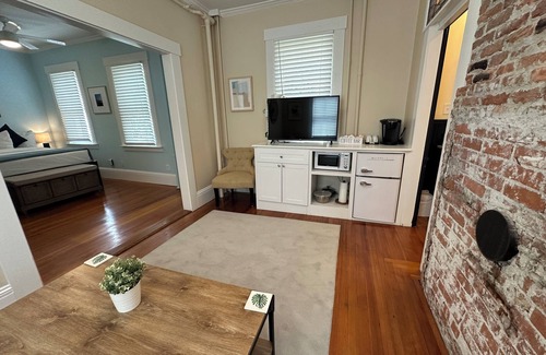 Historic Hill Apartamento | Exposed Brick 1 Bed/ 1 Bath/ Pullout Sofa/ Dog Friendly Large Suite (Sleeps 4) Downtown Newport