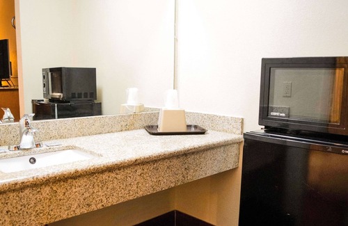 Newport News Hotel | Express Inn Newport News