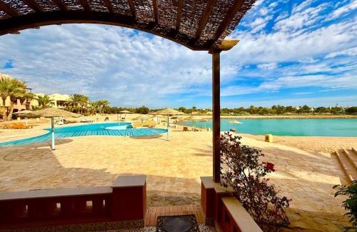 El Gouna Apartamento | Exquisite 1BR Chalet with Pool and Beach Front El Gouna