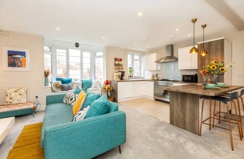 Chiswick Riverside Apartamento | Exquisite 1BR in Chiswick, 3 min to Train Station