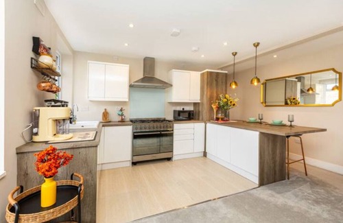 Chiswick Riverside Apartamento | Exquisite 1BR in Chiswick, 3 min to Train Station