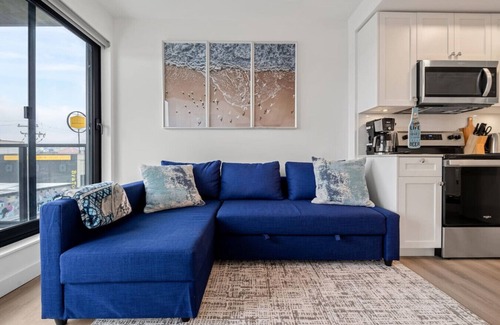 Crescent Heights Apartamento | Exquisite 2 Bed Condo near DT Core W/Free Parking