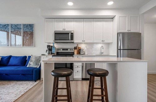 Crescent Heights Apartamento | Exquisite 2 Bed Condo near DT Core W/Free Parking