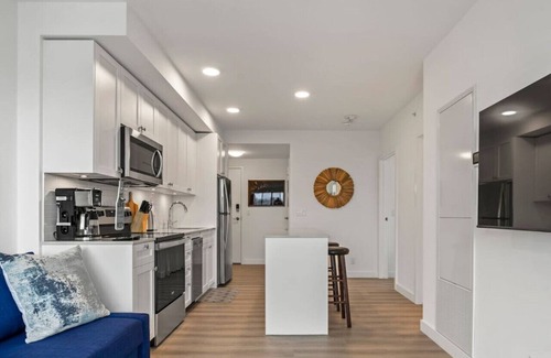 Crescent Heights Apartamento | Exquisite 2 Bed Condo near DT Core W/Free Parking