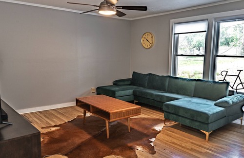 Los Alamos Condominio | Exquisite 2 Bedroom Condo w/ Dedicated Workspace in Los Alamos