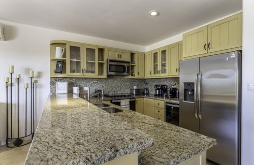 El Tezal Apartamento | Exquisite 2 BR Condo in Tezal Ocean Views & Amenities