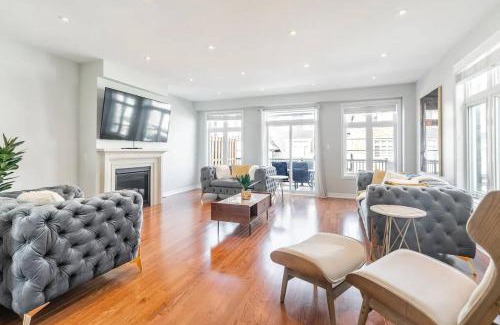 West Oak Trails Casa | Exquisite 3BR, 4WR Townhome on Bronte Rd Oakville