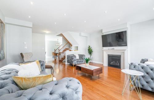West Oak Trails Casa | Exquisite 3BR, 4WR Townhome on Bronte Rd Oakville