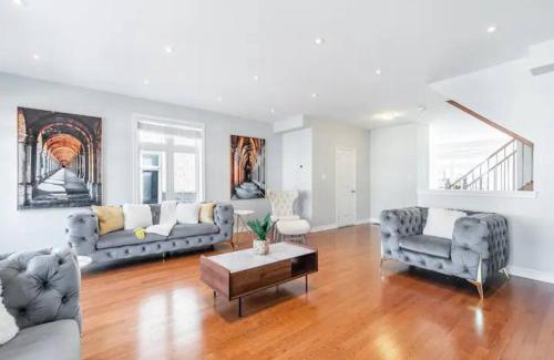West Oak Trails Casa | Exquisite 3BR, 4WR Townhome on Bronte Rd Oakville