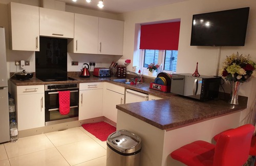 Sittingbourne Casa | Exquisite 4 - Bed Whole House (Private Bath, Modern Kitchen, Free Parking, WiFi)