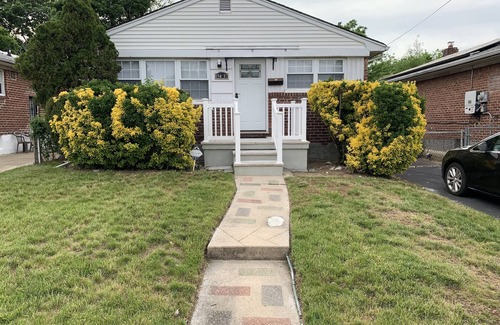 Queens Casa | Exquisite 5 BR, 2 B home in the NYC area 10 minutes from JFK in a quiet area.