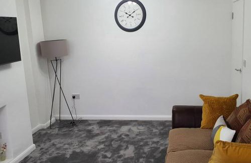 Harlington Casa | Exquisite and Modern 2 bed Maisonette