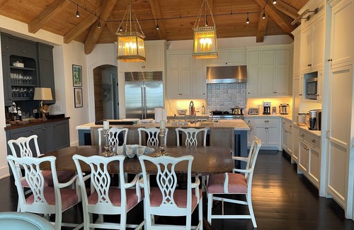 Dunmore Town Casa | Exquisite Bay front Estate, dockage 100' boat, LG pool, close to town and beach.