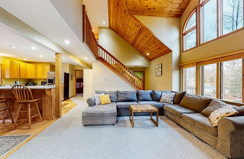West Dover Casa | Exquisite home with fireplace, balcony, fast WiFi, jetted tub & washer/dryer