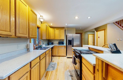 West Dover Casa | Exquisite home with fireplace, balcony, fast WiFi, jetted tub & washer/dryer