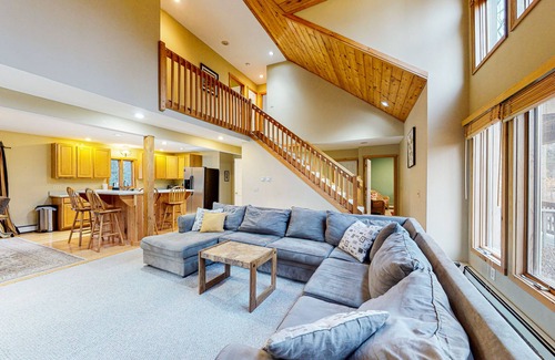 West Dover Casa | Exquisite home with fireplace, balcony, fast WiFi, jetted tub & washer/dryer