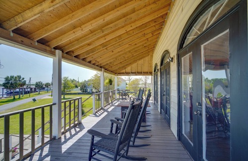 Lake Charles Casa | Exquisite Lake Charles Gem - Waterfront Views
