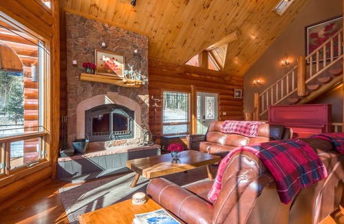 Westcliffe Cabina | Exquisite Log Cabin. 35 Wooded Acres Laced w/ Creeks & Trails